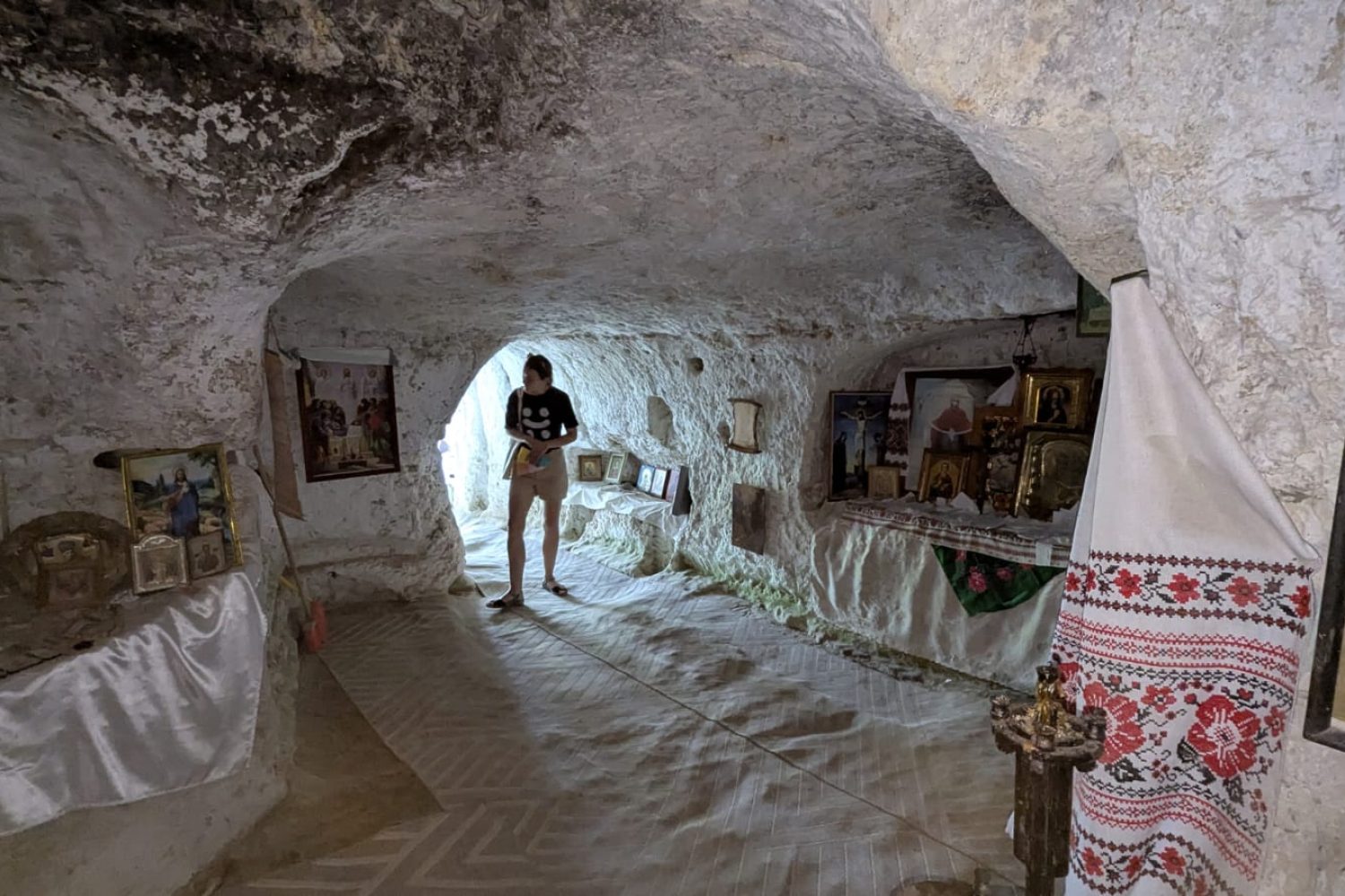 Discovery Guide — photo from the art residency in Ukraine, September 2025 - 5 Monastero rupestre di Bakotskyi Mikhailovsky sul fiume Dnestr, all’interno del Parco Naturale Nazionale Podilski Tovtry