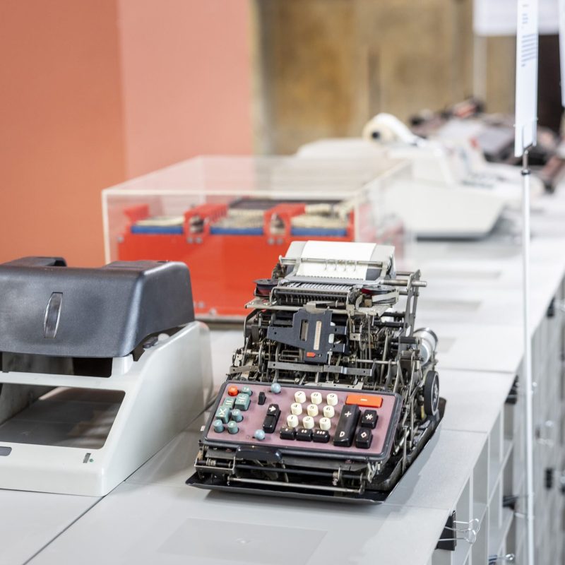 Foto Mostra 'Dati Sensibili', materiali dell'Archivio Storico Olivetti, Museo Nazionale del Risorgimento Italiano per Biennale Tecnologia 2026, Torino, Ph Politecnico di Torino