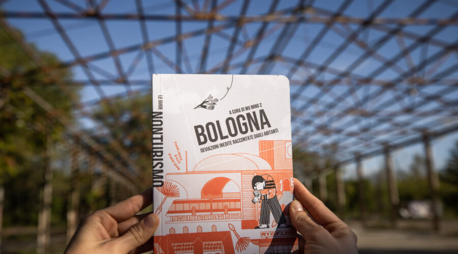 guida nonturismo Bologna su sfondo prati di caprara_Ph Lorenzo Burlando